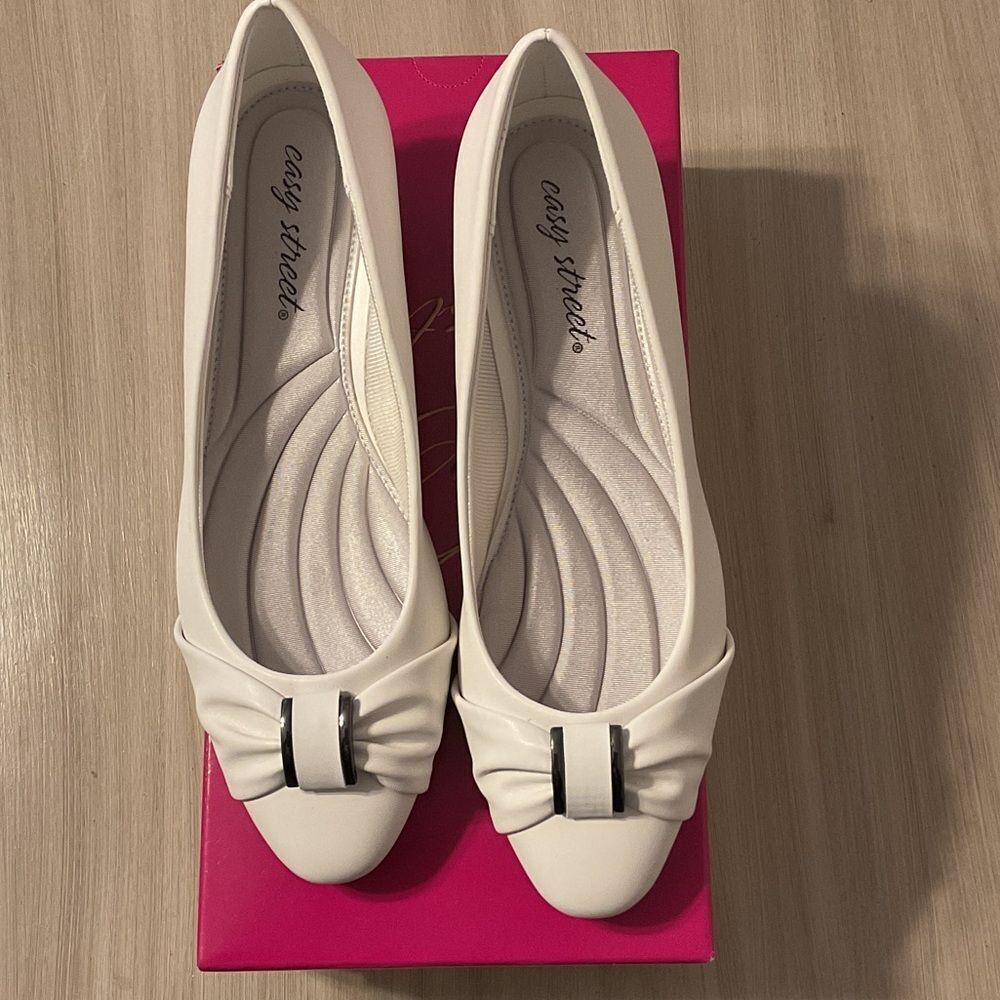 Easy Street Women's White Bow heeled slip-ons
